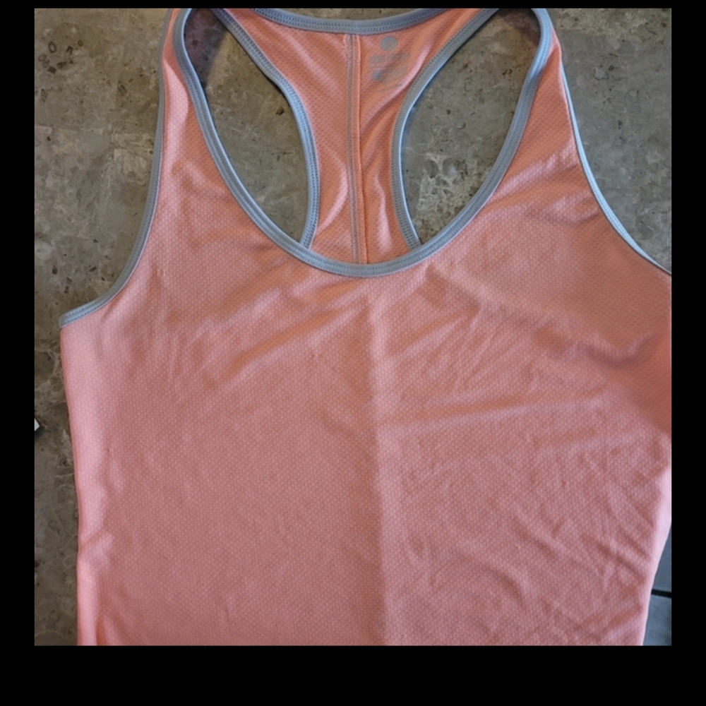 4 pieces included. 2 medium outfits. 2 tanks 2 shorts